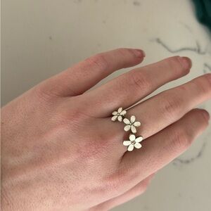Elegant Silver Flower Ring